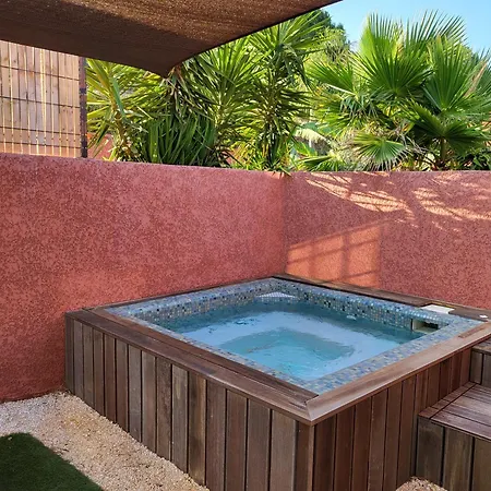 Avec Jaccuzi Apartment *